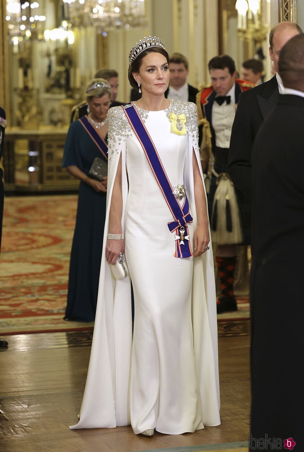 Kate Middleton con la Cambridge Lover's Knot Tiara y un brazalete de la Reina Isabel en la cena de Estado al Presidente de Sudáfrica