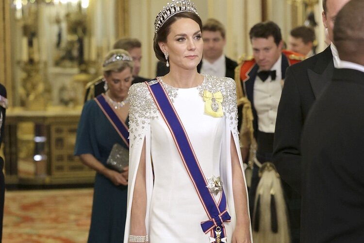 Kate Middleton con la Cambridge Lover's Knot Tiara y un brazalete de la Reina Isabel en la cena de Estado al Presidente de Sudáfrica