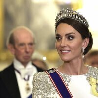 Kate Middleton con la Tiara Cambridge Lover's Knot y pendientes de perlas de Lady Di en la cena de Estado al Presidente de Sudáfrica