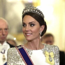 Kate Middleton con la Tiara Cambridge Lover's Knot y pendientes de perlas de Lady Di en la cena de Estado al Presidente de Sudáfrica