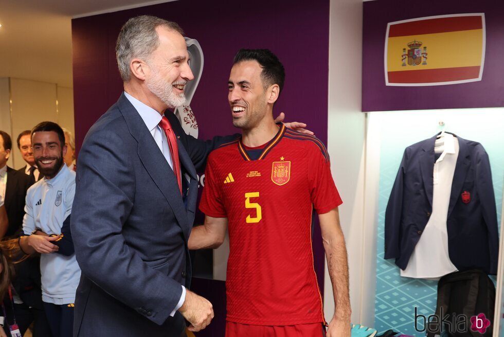 El Rey Felipe VI y Sergio Busquets tras el primer partido de España en el Mundial de Catar