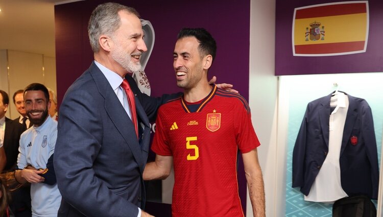 El Rey Felipe VI y Sergio Busquets tras el primer partido de España en el Mundial de Catar