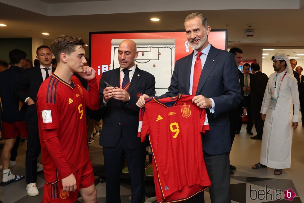 El Rey Felipe VI recibe la camiseta de la Selección Española de Gavi en el Mundial de Catar