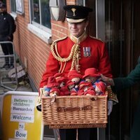 La Reina Camilla entregando ositos Paddington en una escuela infantil