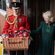 La Reina Camilla entregando ositos Paddington en una escuela infantil