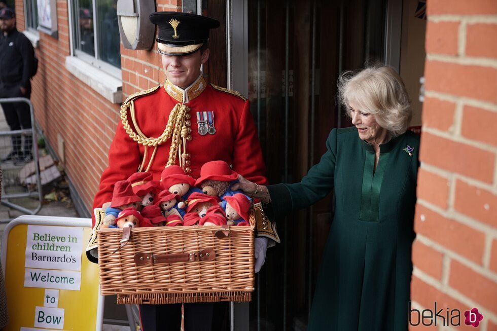 La Reina Camilla entregando ositos Paddington en una escuela infantil