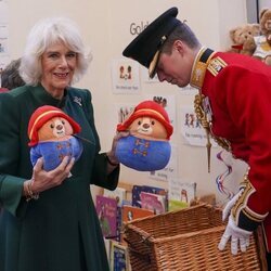 La Reina Camilla reparte ositos Paddington en uno de los jardines de infancia de Barnardo's