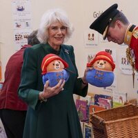 La Reina Camilla reparte ositos Paddington en uno de los jardines de infancia de Barnardo's