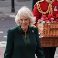 La Reina Camilla en el reparto de ositos Paddington en un jardín de infancia