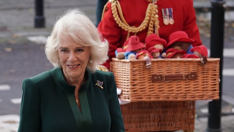 La Reina Camilla en el reparto de ositos Paddington en un jardín de infancia