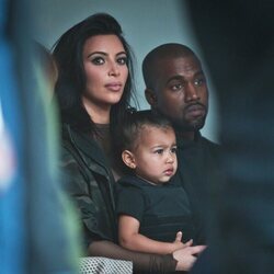 Kim Kardashian y Kanye West con su hija North en el desfile de Yeezy x Adidas en 2015
