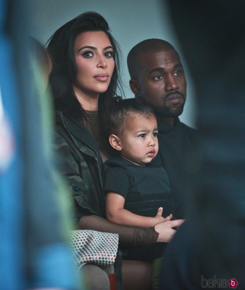 Kim Kardashian y Kanye West con su hija North en el desfile de Yeezy x Adidas en 2015