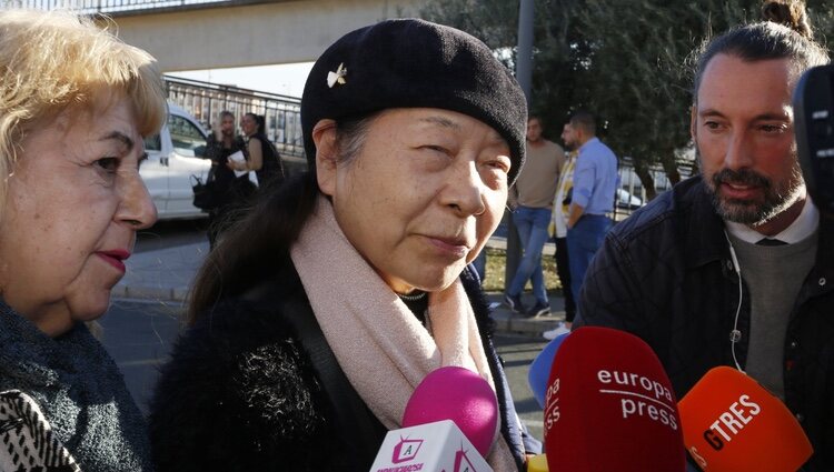 Junco, viuda de Bernardo Pantoja, atendiendo a los medios en el tanatorio de su marido