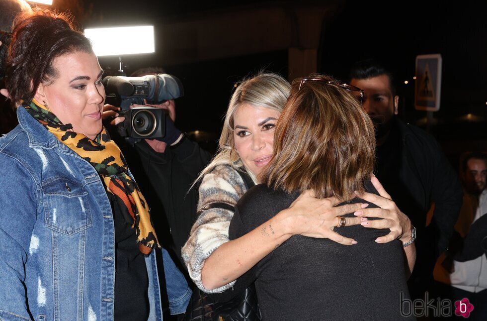 Ana Luque y Desi Rodríguez abrazan a Merchi en el tanatorio de Bernardo Pantoja