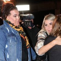 Ana Luque y Desi Rodríguez abrazan a Merchi en el tanatorio de Bernardo Pantoja