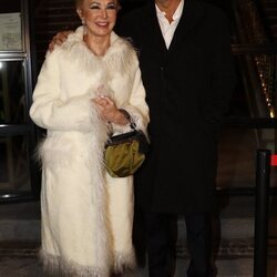 Ana Rosa Quintana y su marido en la fiesta de Navidad 2022 de Unicorn