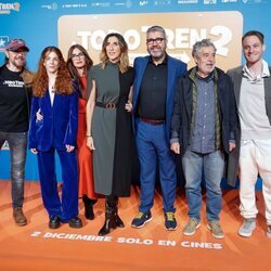 Santiago Segura, Paz Padilla, Kerem Bürsin, Flo y otros actores en la presentación de 'A todo tren 2'
