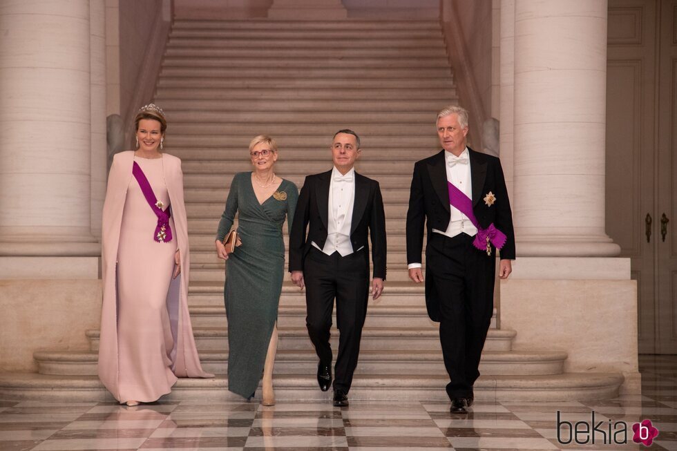 Felipe y Matilde de Bélgica con el Presidente de Suiza y su esposa en una cena de Estado en el Palacio Real de Bruselas