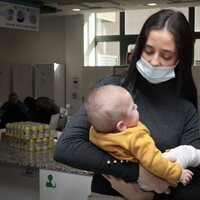 Victoria Federica sujetando en brazos a un niño en un acto de la fundación Ronald McDonald