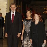 Los Reyes Felipe y Letizia y Cristina García Marcos en la entrega del Premio Francisco Cerecedo a Pilar Bonet