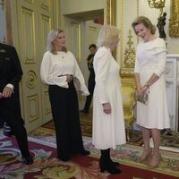 La Reina Camilla y Matilde de Bélgica hablando en presencia de Sophie de Wessex y Rania de Jordania en Buckingham Palace