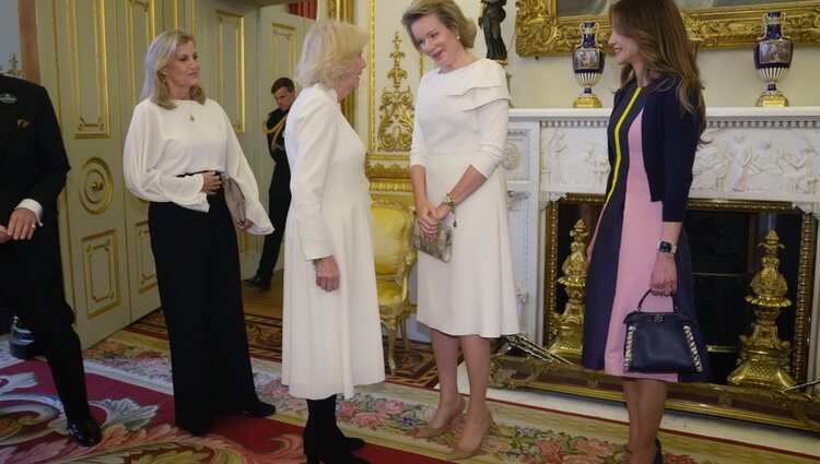 La Reina Camilla y Matilde de Bélgica hablando en presencia de Sophie de Wessex y Rania de Jordania en Buckingham Palace