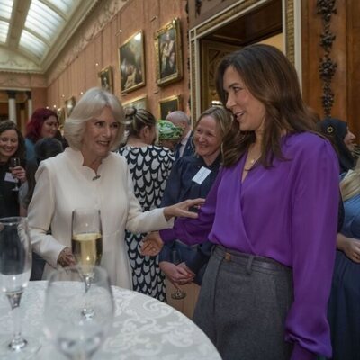 La Reina Camilla y Mary de Dinamarca muy cómplices en una recepción contra la violencia de género en Buckingham Palace
