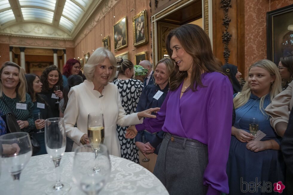 La Reina Camilla y Mary de Dinamarca muy cómplices en una recepción contra la violencia de género en Buckingham Palace