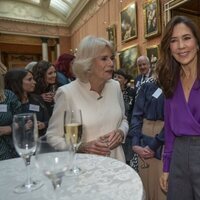 La Reina Camilla y Mary de Dinamarca en una recepción contra la violencia de género en Buckingham Palace