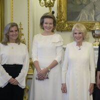 Sophie de Wessex, Matilde de Bélgica, la Reina Camilla, Mary de Dinamarca y Rania de Jordania en una recepción contra la violencia de género en Buckingham