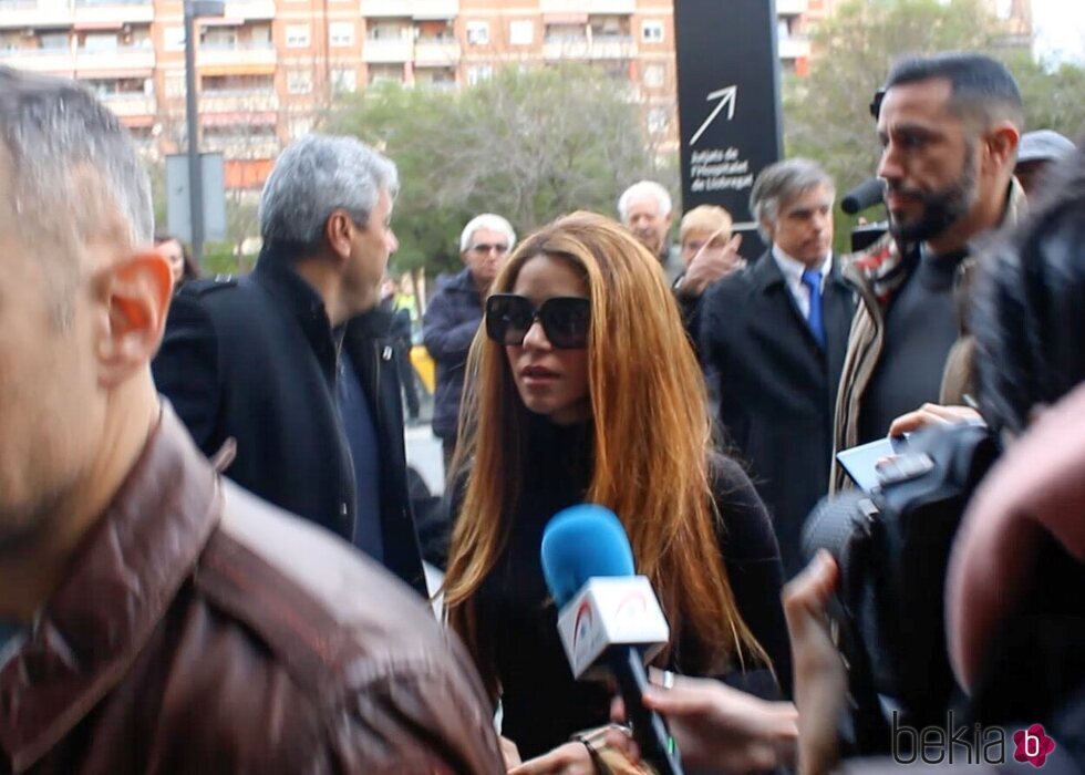 Shakira sale de los juzgados tras firmar su acuerdo de separación