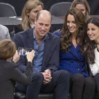 El Príncipe Guillermo y Kate Middleton posando para una foto en un partido de la NBA entre los Boston Celtics y Miami Heat