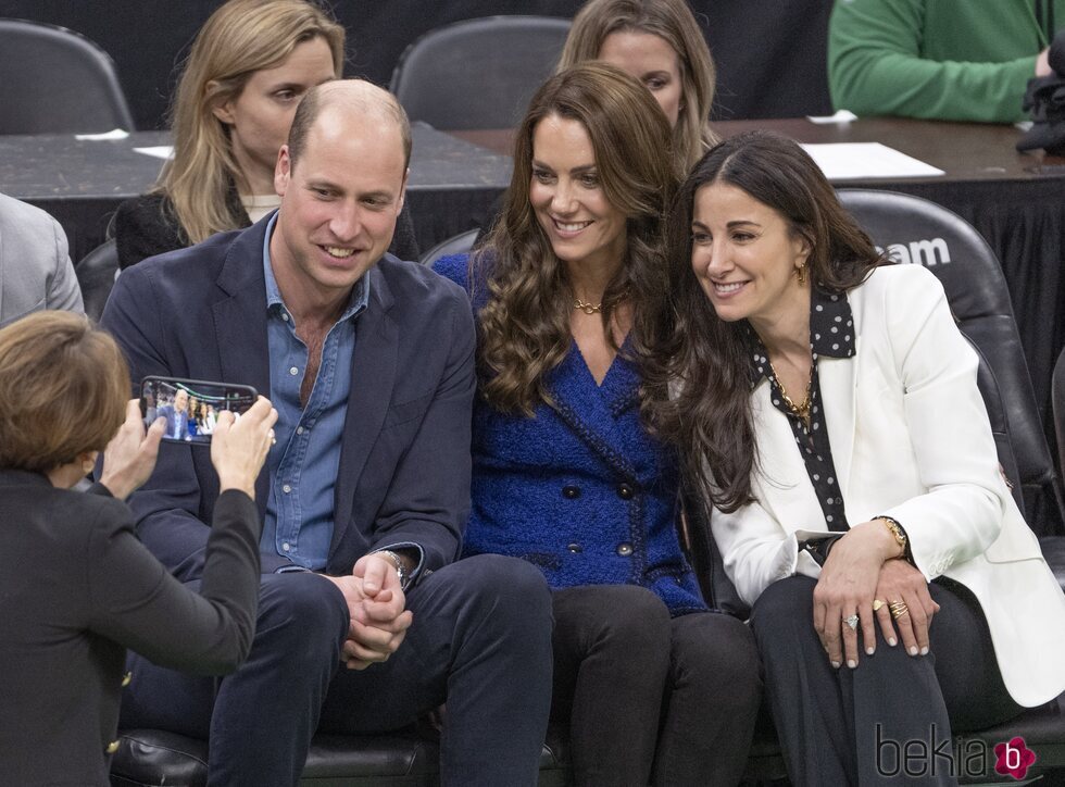 El Príncipe Guillermo y Kate Middleton posando para una foto en un partido de la NBA entre los Boston Celtics y Miami Heat