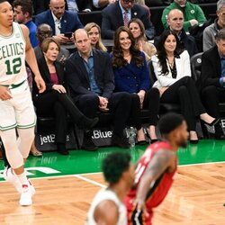El Príncipe Guillermo y Kate Middleton viendo un partido de la NBA entre los Boston Celtics y los Miami Heat