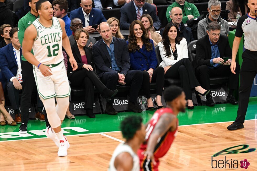 El Príncipe Guillermo y Kate Middleton viendo un partido de la NBA entre los Boston Celtics y los Miami Heat