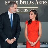 Los Reyes Felipe y Letizia muy cómplices en la entrega de las Medallas de Oro al Mérito en las Bellas Artes 2021