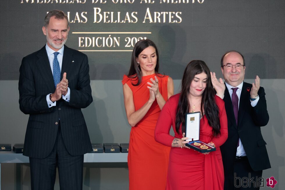 Los Reyes Felipe y Letizia con Elisa García, hija de Almudena Grandes, en la entrada de las Medallas de Oro al Mérito en las Bellas Artes 2021