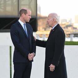 El Príncipe Guillermo y Joe Biden hablando muy cómplices en Boston