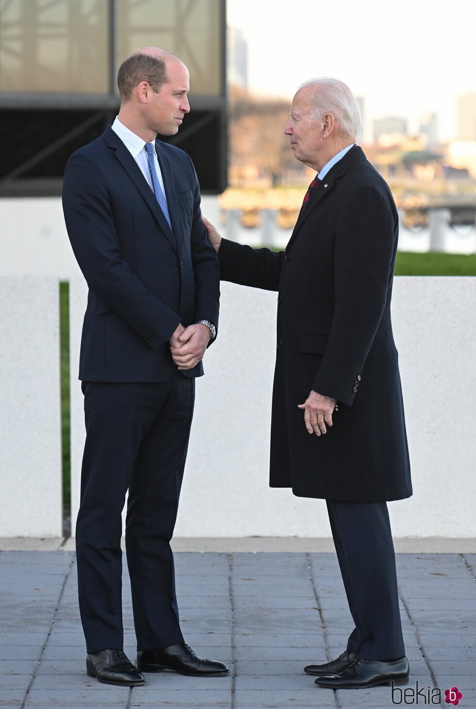 El Príncipe Guillermo y Joe Biden hablando muy cómplices en Boston