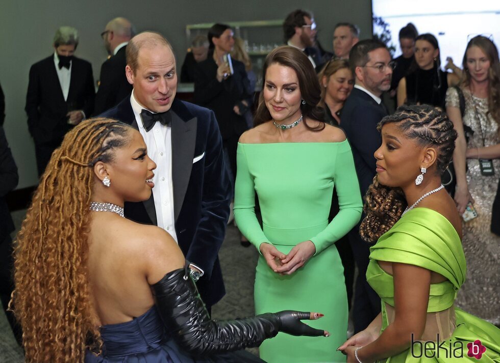 El Príncipe Guillermo y Kate Middleton hablando con Chloe Bailey y Halle Bailey en los Earthshot Prize 2022