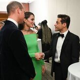El Príncipe Guillermo y Kate Middleton hablando con Rami Malek en los Earthshot Prize 2022