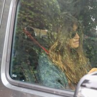 Sara Carbonero en el coche después de salir del hospital