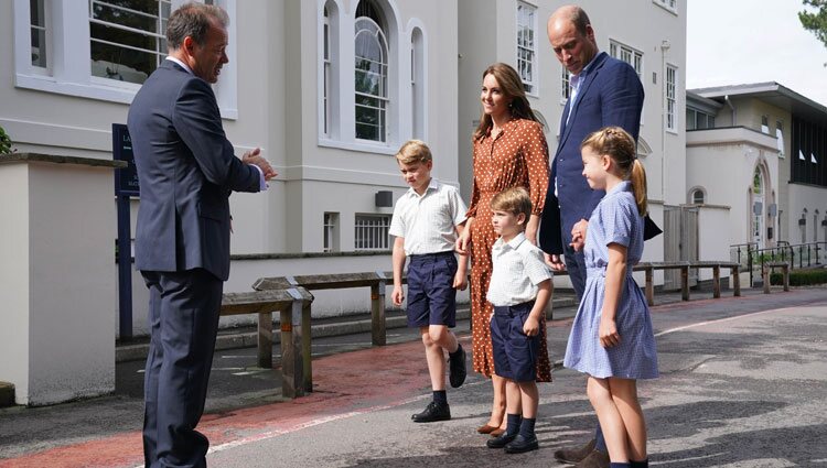 Los Príncipes George, Charlotte y Louis con sus padres en su primer día de colegio en Lambrook School