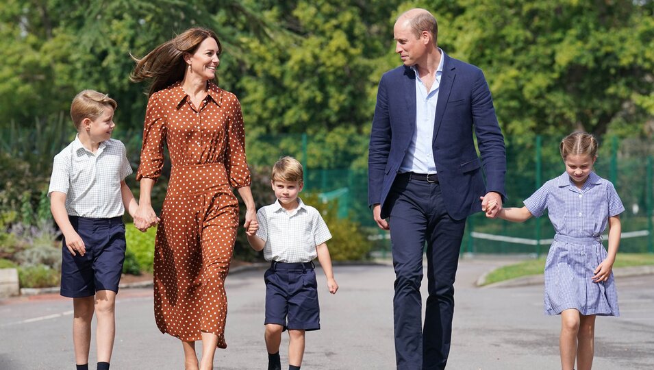 El Príncipe Guillermo y Kate Middleton y sus hijos George, Charlotte y Louis en su primer día de colegio en Lambrook School