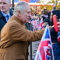 El Rey Carlos III saludando a la gente en Luton