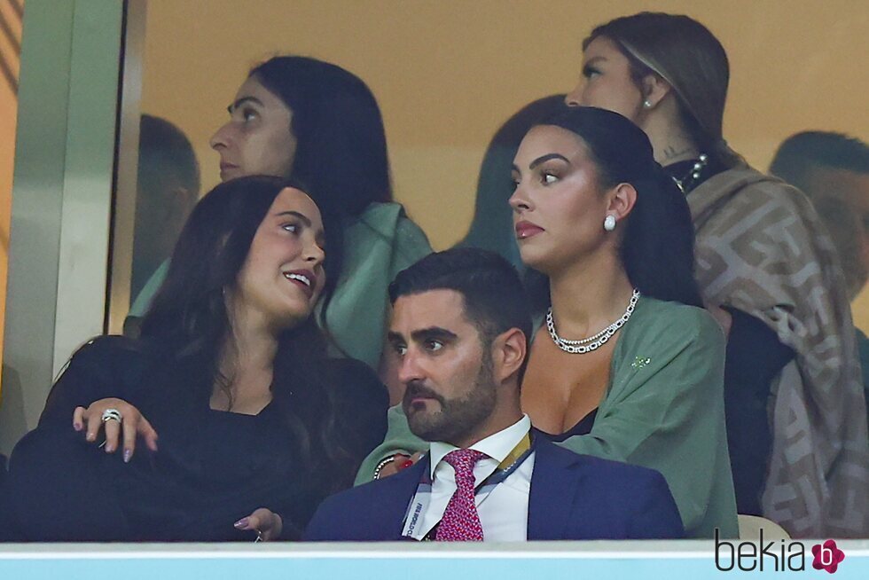 Georgina Rodríguez con su hermana Ivana en el Mundial de Qatar 2022