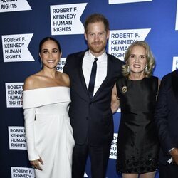 El Príncipe Harry y Meghan Markle con Kerry Kennedy en la gala Robert F. Kennedy Human Rights Ripple of Hope 2022