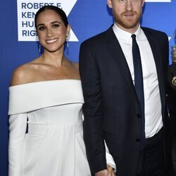 El Príncipe Harry y Meghan Markle posando en la gala Robert F. Kennedy Human Rights Ripple of Hope 2022 en Nueva York