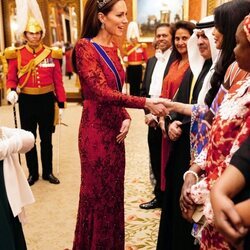 Kate Middleton saludando en su primer recepción al Cuerpo Diplomático como Princesa de Gales