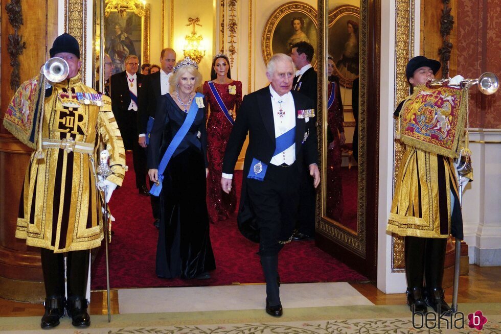 Los Reyes Carlos y Camilla y el Príncipe Guillermo y Kate Middleton en la recepción al Cuerpo Diplomático